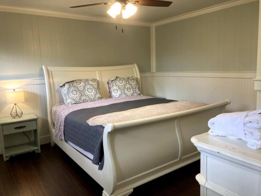 Tucked Away Newly Renovated 2 Bedroom/ 1 Bath Sleeps 8 Beaufort Bagian luar foto